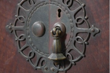 イギリスアンティーク　1900年頃　オーク材　透かし装飾の金具が素敵なサイドボード　(R-090366)
