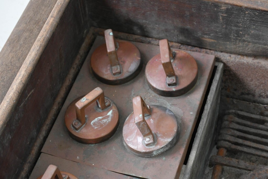 和製アンティーク　1900年から1940年頃　激レア!　超ド級サイズ!!　歴史的希少品!!!　指物師 指亀作　深川金融トップの特注品　特大欅(ケヤキ)帳場火鉢　(R-090367)