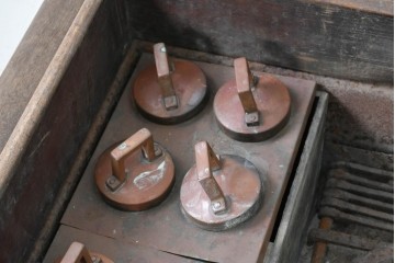 和製アンティーク　1900年から1940年頃　激レア!　超ド級サイズ!!　歴史的希少品!!!　指物師 指亀作　深川金融トップの特注品　特大欅(ケヤキ)帳場火鉢　(R-090367)