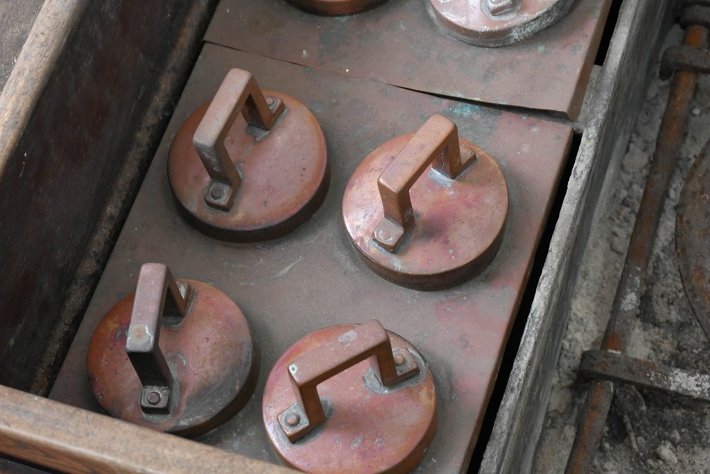 和製アンティーク　1900年から1940年頃　激レア!　超ド級サイズ!!　歴史的希少品!!!　指物師 指亀作　深川金融トップの特注品　特大欅(ケヤキ)帳場火鉢　(R-090367)