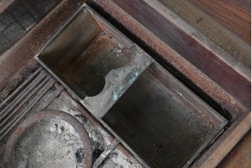 和製アンティーク　1900年から1940年頃　激レア!　超ド級サイズ!!　歴史的希少品!!!　指物師 指亀作　深川金融トップの特注品　特大欅(ケヤキ)帳場火鉢　(R-090367)