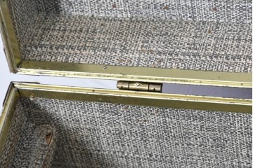 和製ヴィンテージ　昭和中期　海上輸送ラベルと重厚な金具使いが目を引く船トランク　(R-090368)