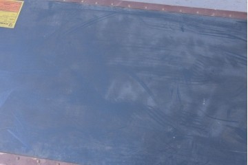 和製ヴィンテージ　昭和中期　海上輸送ラベルと重厚な金具使いが目を引く船トランク　(R-090368)
