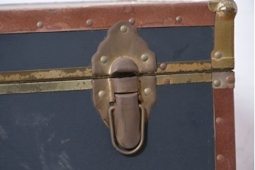 和製ヴィンテージ　昭和中期　海上輸送ラベルと重厚な金具使いが目を引く船トランク　(R-090368)