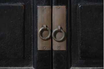 中国ヴィンテージ　アンティーク調　透かし意匠の棚を備えた収納付き花台　(R-090370)