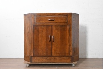 イギリスアンティーク　オーク材　クラシカルな佇まいのコーナーキャビネット　(R-090372)
