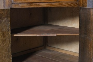 イギリスアンティーク　オーク材　クラシカルな佇まいのコーナーキャビネット　(R-090372)