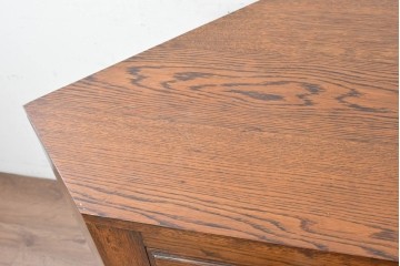 イギリスアンティーク　オーク材　クラシカルな佇まいのコーナーキャビネット　(R-090372)