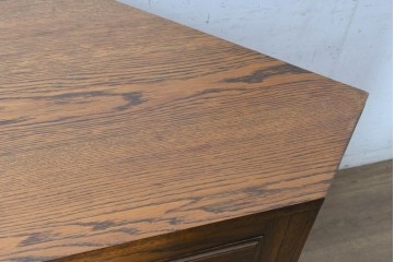 イギリスアンティーク　オーク材　クラシカルな佇まいのコーナーキャビネット　(R-090372)