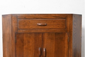 イギリスアンティーク　オーク材　クラシカルな佇まいのコーナーキャビネット　(R-090372)