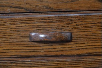 イギリスアンティーク　オーク材　クラシカルな佇まいのコーナーキャビネット　(R-090372)
