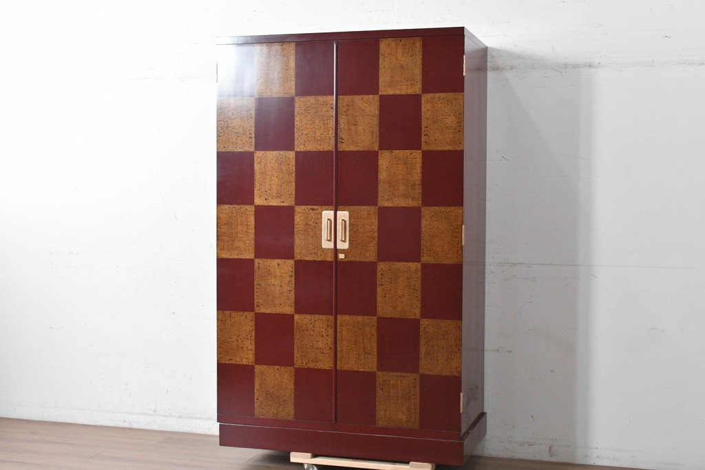 中古　美品　最高級品　桐材　漆塗り　市松模様がお洒落なワードローブ　(R-090373)