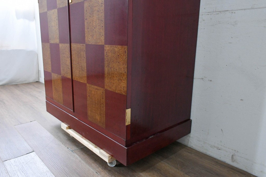 中古　美品　最高級品　桐材　漆塗り　市松模様がお洒落なワードローブ　(R-090373)