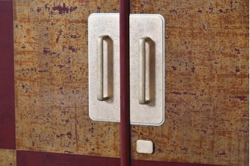 中古　美品　最高級品　桐材　漆塗り　市松模様がお洒落なワードローブ　(R-090373)
