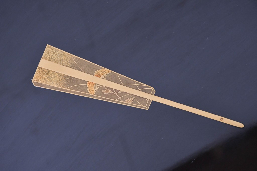 中古　美品　輪島塗　和の趣を楽しめる扇面文様の座卓　(R-090374)