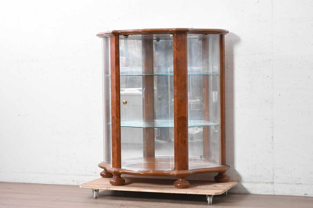 中古　美品　イタリア　曲げガラス入りの上品なガラスキャビネット　(R-090380)