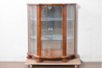 中古　美品　イタリア　曲げガラス入りの上品なガラスキャビネット　(R-090380)