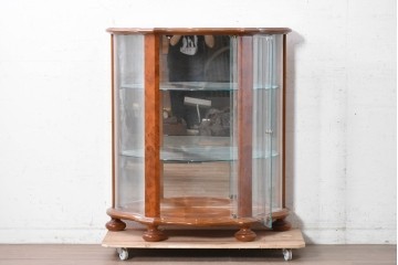 中古　美品　イタリア　曲げガラス入りの上品なガラスキャビネット　(R-090380)