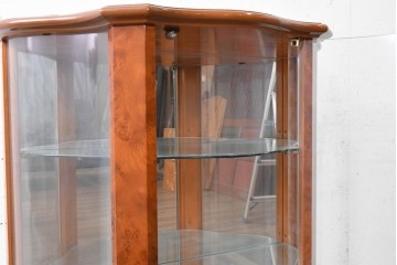 中古　美品　イタリア　曲げガラス入りの上品なガラスキャビネット　(R-090380)