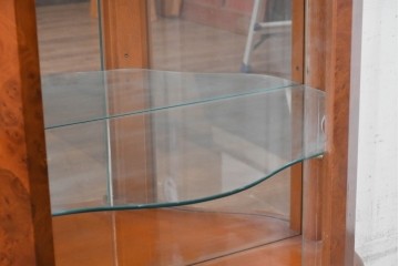中古　美品　イタリア　曲げガラス入りの上品なガラスキャビネット　(R-090380)