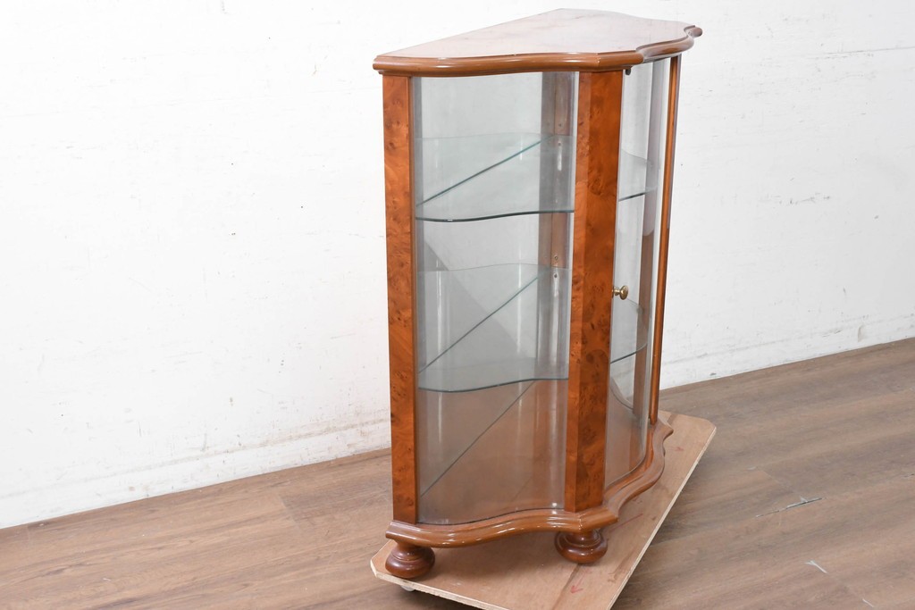 中古　美品　イタリア　曲げガラス入りの上品なガラスキャビネット　(R-090380)