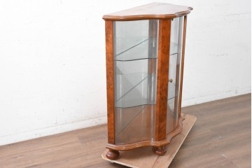 中古　美品　イタリア　曲げガラス入りの上品なガラスキャビネット　(R-090380)