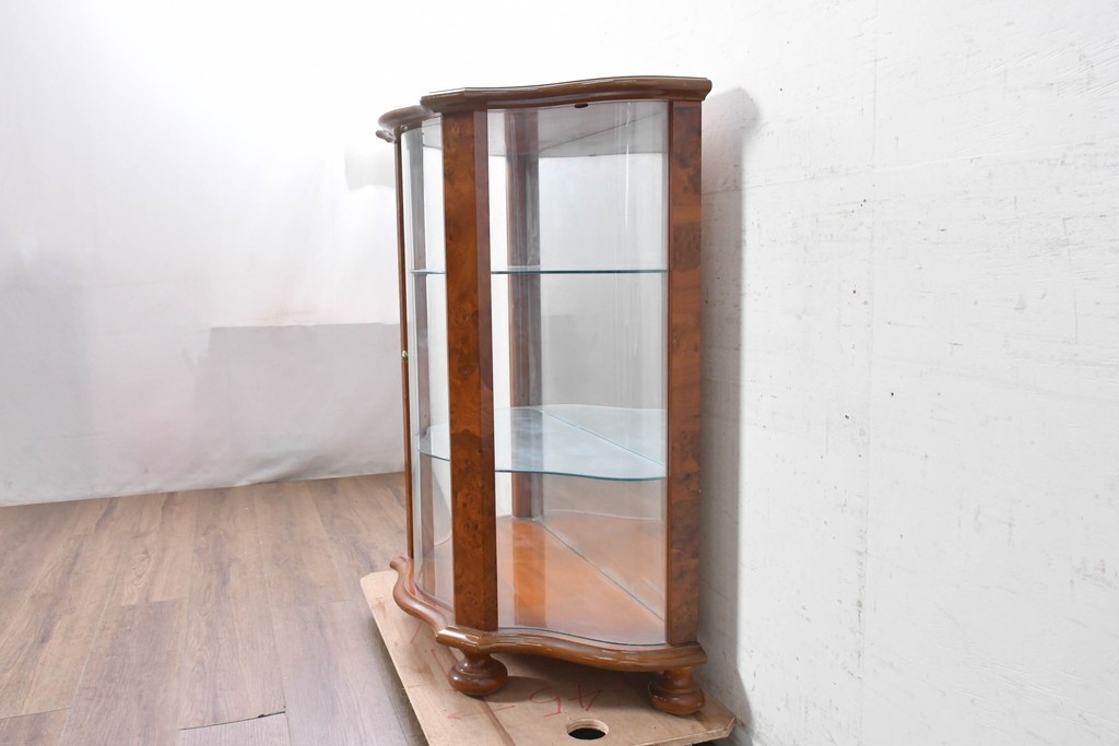 中古　美品　イタリア　曲げガラス入りの上品なガラスキャビネット　(R-090380)