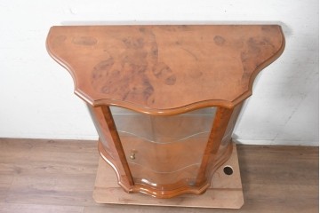 中古　美品　イタリア　曲げガラス入りの上品なガラスキャビネット　(R-090380)