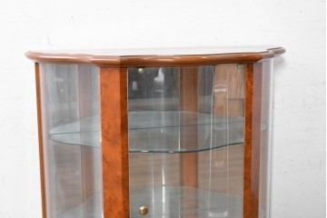 中古　美品　イタリア　曲げガラス入りの上品なガラスキャビネット　(R-090380)