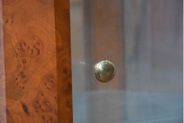 中古　美品　イタリア　曲げガラス入りの上品なガラスキャビネット　(R-090380)