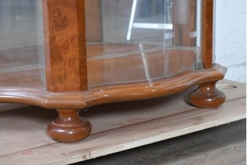 中古　美品　イタリア　曲げガラス入りの上品なガラスキャビネット　(R-090380)