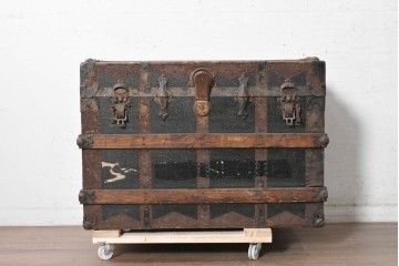 【簡易リペア限定品】　ヨーロッパアンティーク　1910年頃　重厚な金具使いが目を引く船トランク　(R-090381)