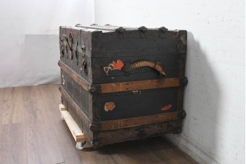 【簡易リペア限定品】　ヨーロッパアンティーク　1910年頃　重厚な金具使いが目を引く船トランク　(R-090381)
