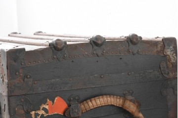 【簡易リペア限定品】　ヨーロッパアンティーク　1910年頃　重厚な金具使いが目を引く船トランク　(R-090381)