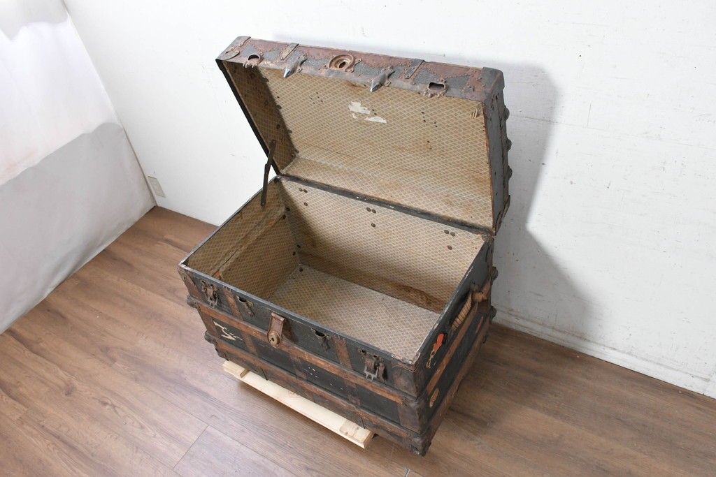 【簡易リペア限定品】　ヨーロッパアンティーク　1910年頃　重厚な金具使いが目を引く船トランク　(R-090381)