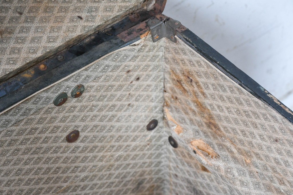 【簡易リペア限定品】　ヨーロッパアンティーク　1910年頃　重厚な金具使いが目を引く船トランク　(R-090381)