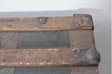 【簡易リペア限定品】　ヨーロッパアンティーク　1910年頃　重厚な金具使いが目を引く船トランク　(R-090381)