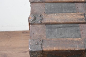 【簡易リペア限定品】　ヨーロッパアンティーク　1910年頃　重厚な金具使いが目を引く船トランク　(R-090381)