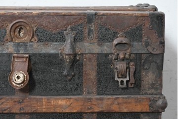 【簡易リペア限定品】　ヨーロッパアンティーク　1910年頃　重厚な金具使いが目を引く船トランク　(R-090381)