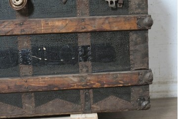 【簡易リペア限定品】　ヨーロッパアンティーク　1910年頃　重厚な金具使いが目を引く船トランク　(R-090381)