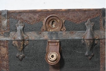【簡易リペア限定品】　ヨーロッパアンティーク　1910年頃　重厚な金具使いが目を引く船トランク　(R-090381)