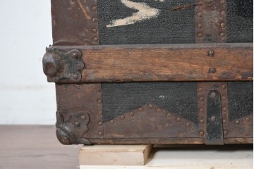 【簡易リペア限定品】　ヨーロッパアンティーク　1910年頃　重厚な金具使いが目を引く船トランク　(R-090381)