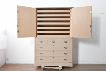中古　本場「純」会津桐使用の高級品　中沢和夫作　花意匠の金具が上品な加茂総桐箪笥　定価約180万円　(R-090384)