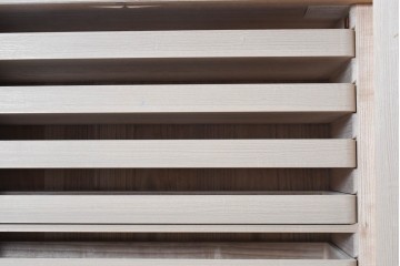 中古　本場「純」会津桐使用の高級品　中沢和夫作　花意匠の金具が上品な加茂総桐箪笥　定価約180万円　(R-090384)