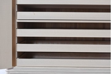 中古　本場「純」会津桐使用の高級品　中沢和夫作　花意匠の金具が上品な加茂総桐箪笥　定価約180万円　(R-090384)