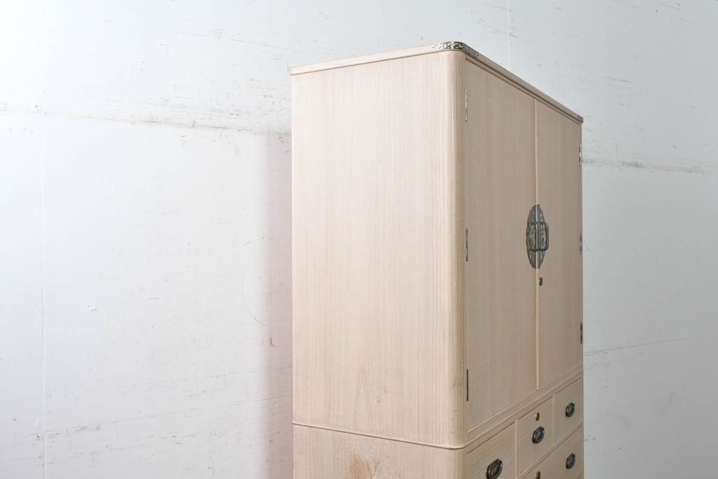 中古　本場「純」会津桐使用の高級品　中沢和夫作　花意匠の金具が上品な加茂総桐箪笥　定価約180万円　(R-090384)