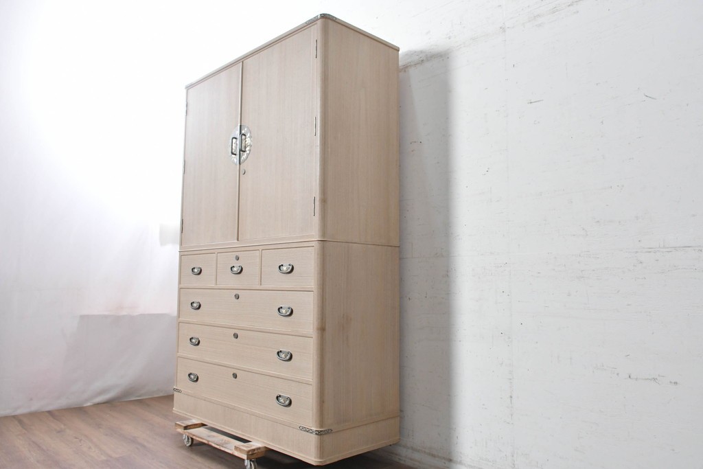中古　本場「純」会津桐使用の高級品　中沢和夫作　花意匠の金具が上品な加茂総桐箪笥　定価約180万円　(R-090384)