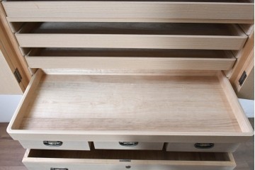 中古　本場「純」会津桐使用の高級品　中沢和夫作　花意匠の金具が上品な加茂総桐箪笥　定価約180万円　(R-090384)
