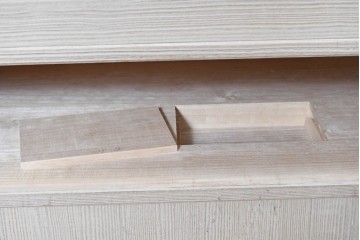 中古　本場「純」会津桐使用の高級品　中沢和夫作　花意匠の金具が上品な加茂総桐箪笥　定価約180万円　(R-090384)