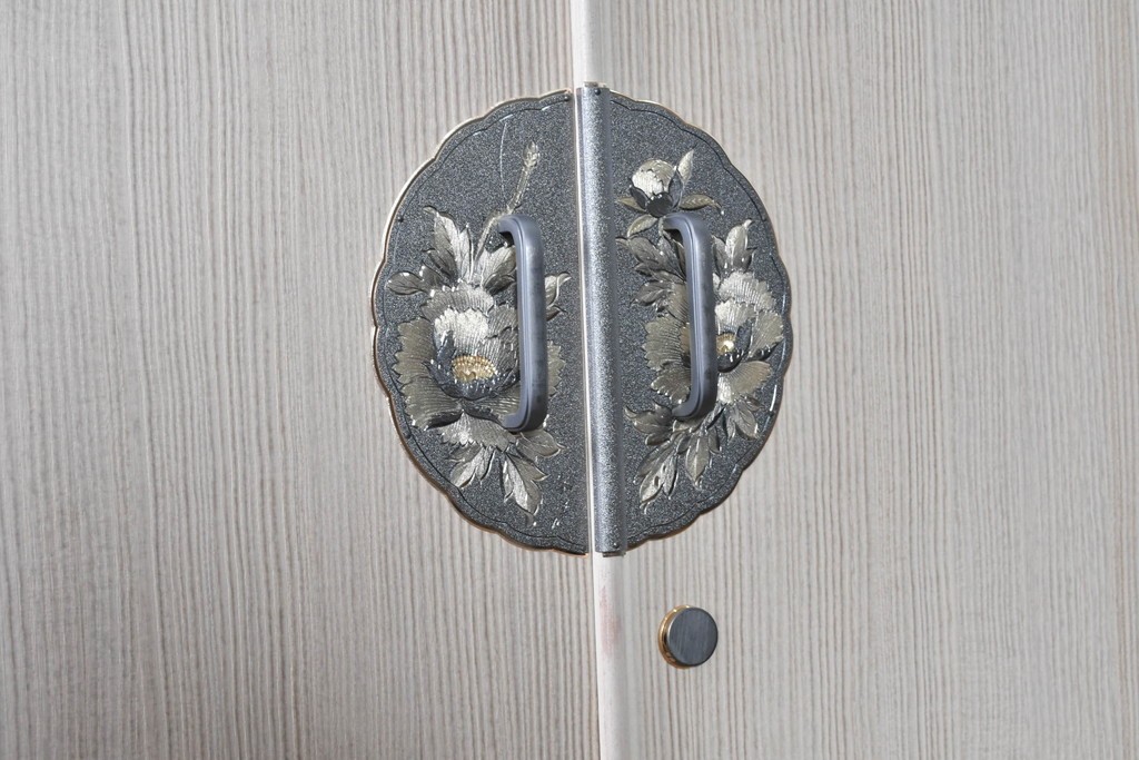 中古　本場「純」会津桐使用の高級品　中沢和夫作　花意匠の金具が上品な加茂総桐箪笥　定価約180万円　(R-090384)